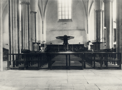 206919 Interieur van de Buurkerk te Utrecht: schip, met de preekstoel.